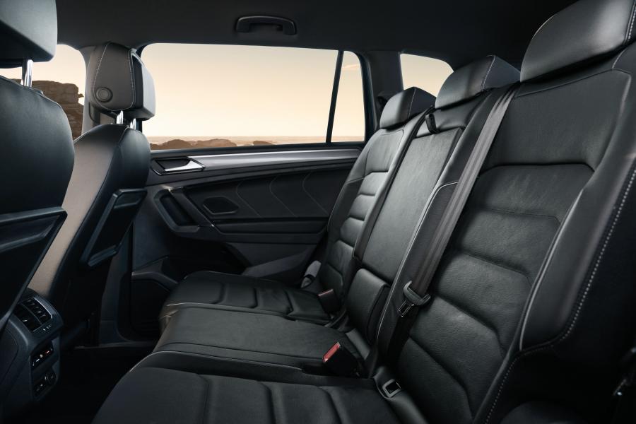 Интерьер Volkswagen Tiguan Allspace R-Line 2018 года  (AU) (фото 38 из 40)